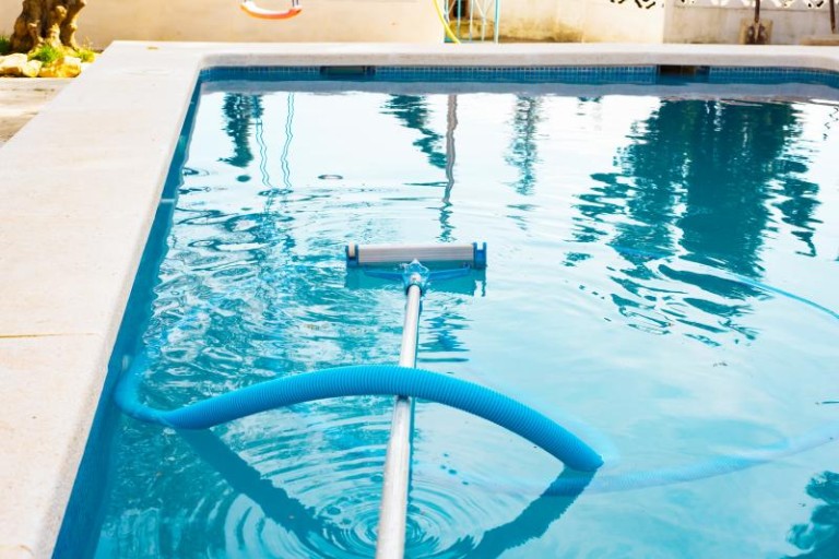 Les étapes essentielles pour une construction de piscine réussie