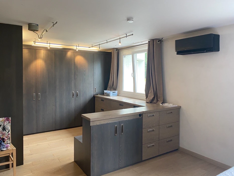 Intérieur d'une pièce résidentielle avec climatiseur split mural blanc installé en hauteur