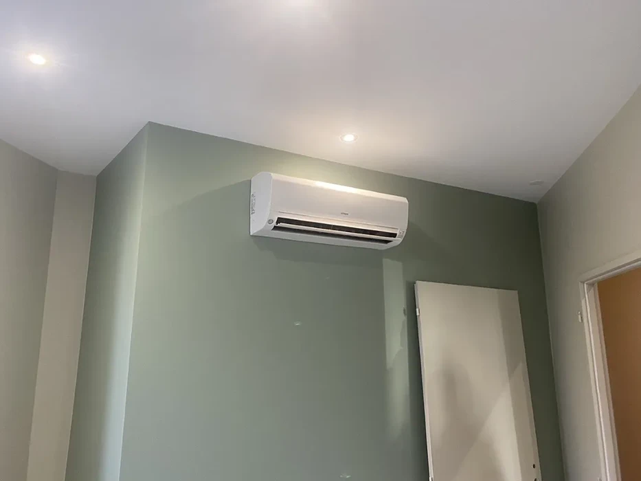 Intérieur moderne avec unité de climatisation extérieure installée sur terrasse carrelée