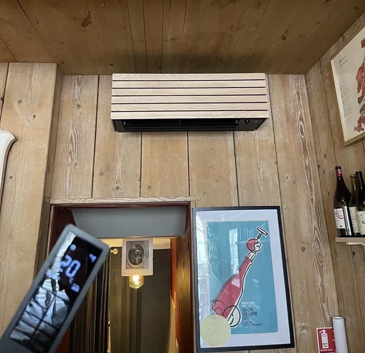 Couple détendu sur canapé jaune dans salon moderne avec climatiseur mural