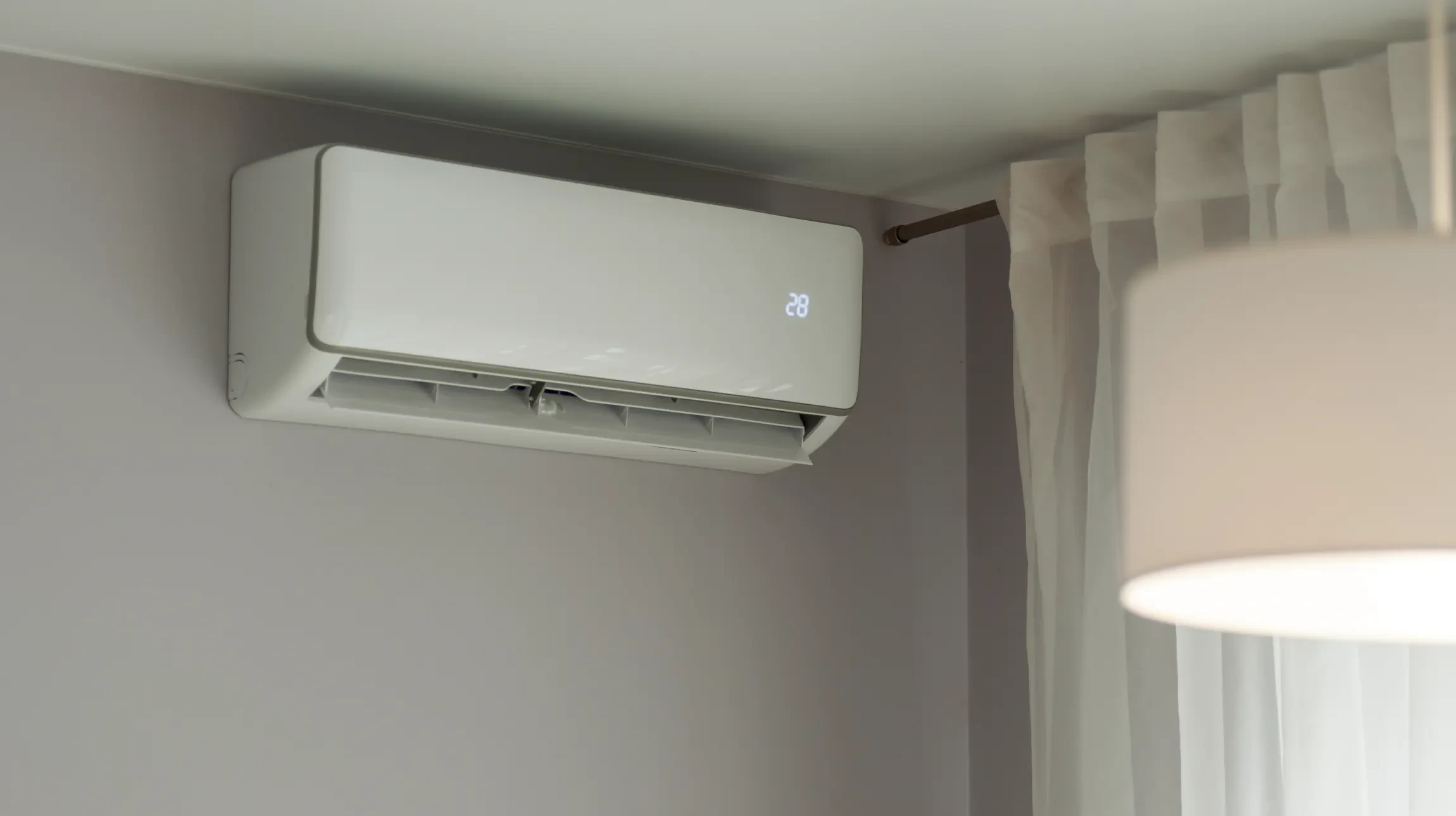 Toiture commerciale avec équipements HVAC sous ciel bleu dégagé