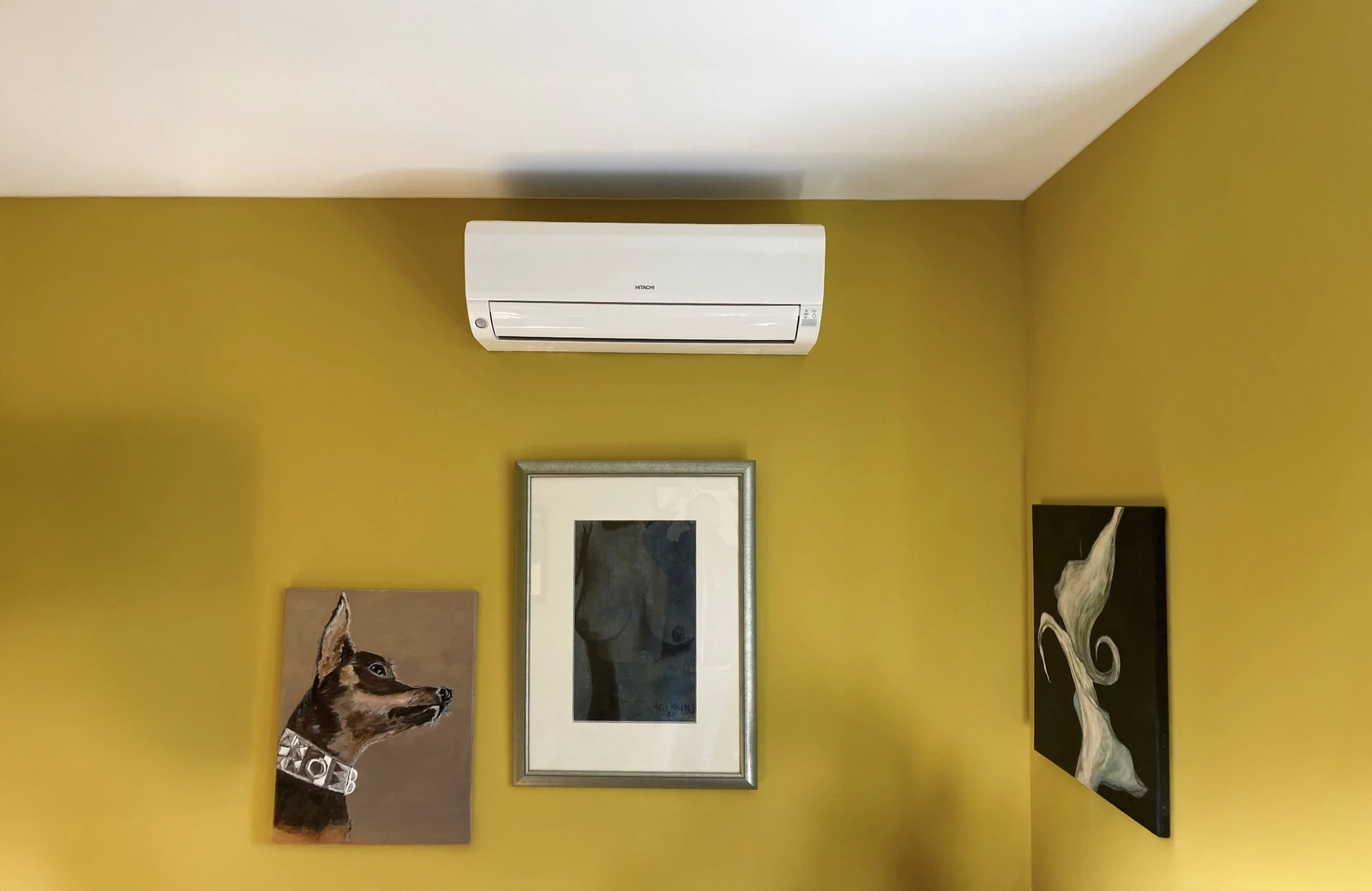Toiture commerciale avec équipements HVAC sous ciel bleu dégagé