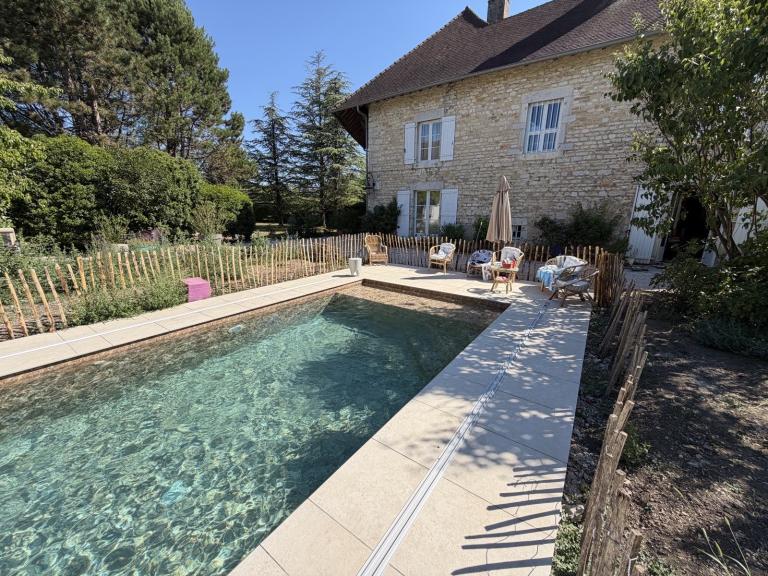 Comment réduire la consommation d'électricité de votre piscine à Besançon, Dole et Vesoul ?